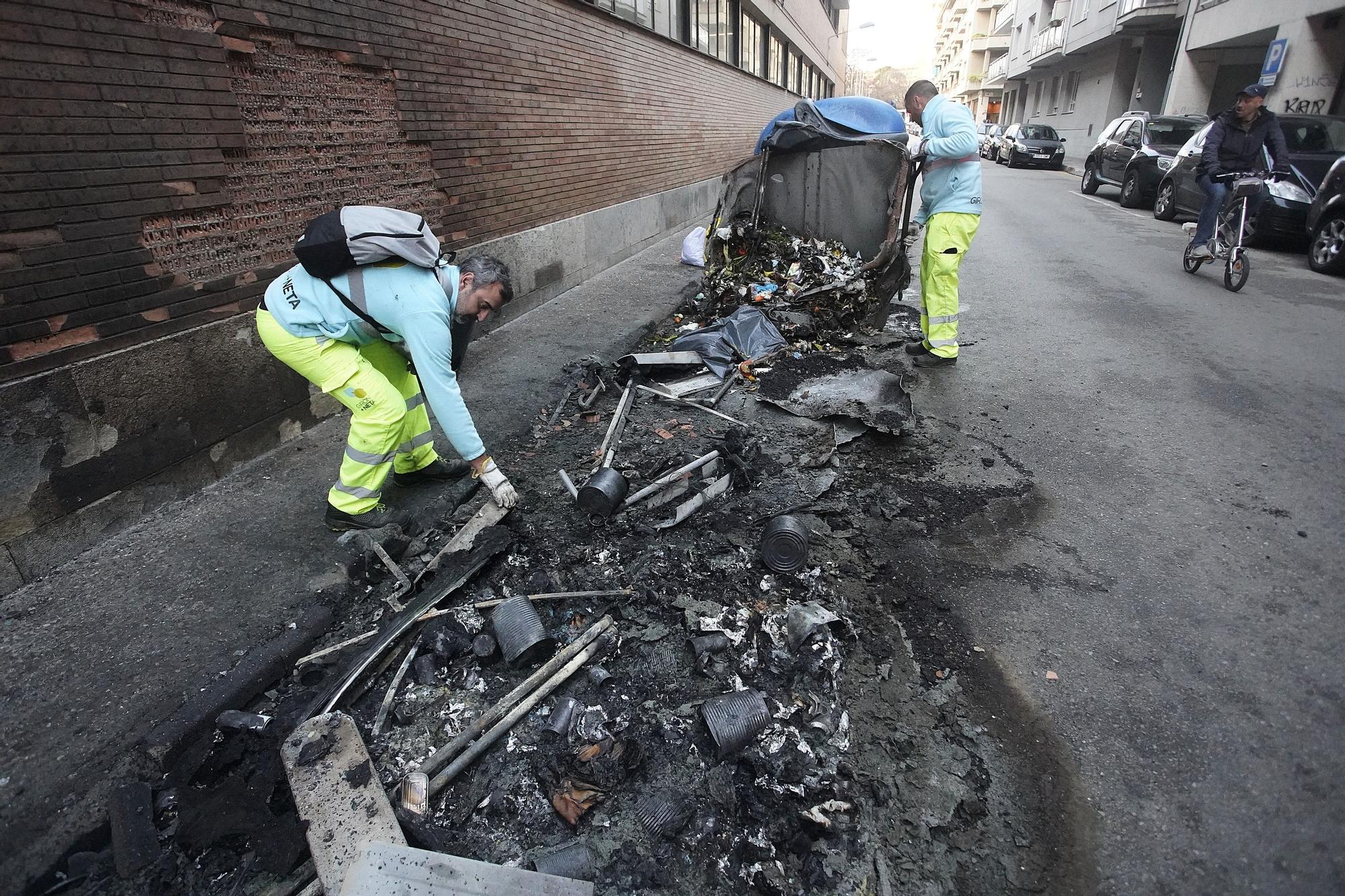 Un incendi de contenidors acaba amb un cotxe cremat i amb danys en una escola de Girona