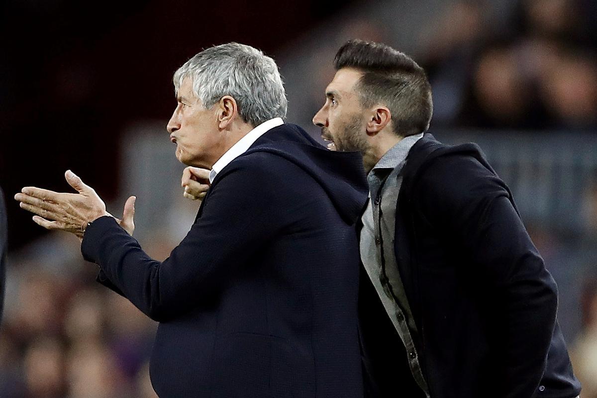 Quique Setién y Eder Sarabia, durante un partido de su etapa como compañeros de trabajo