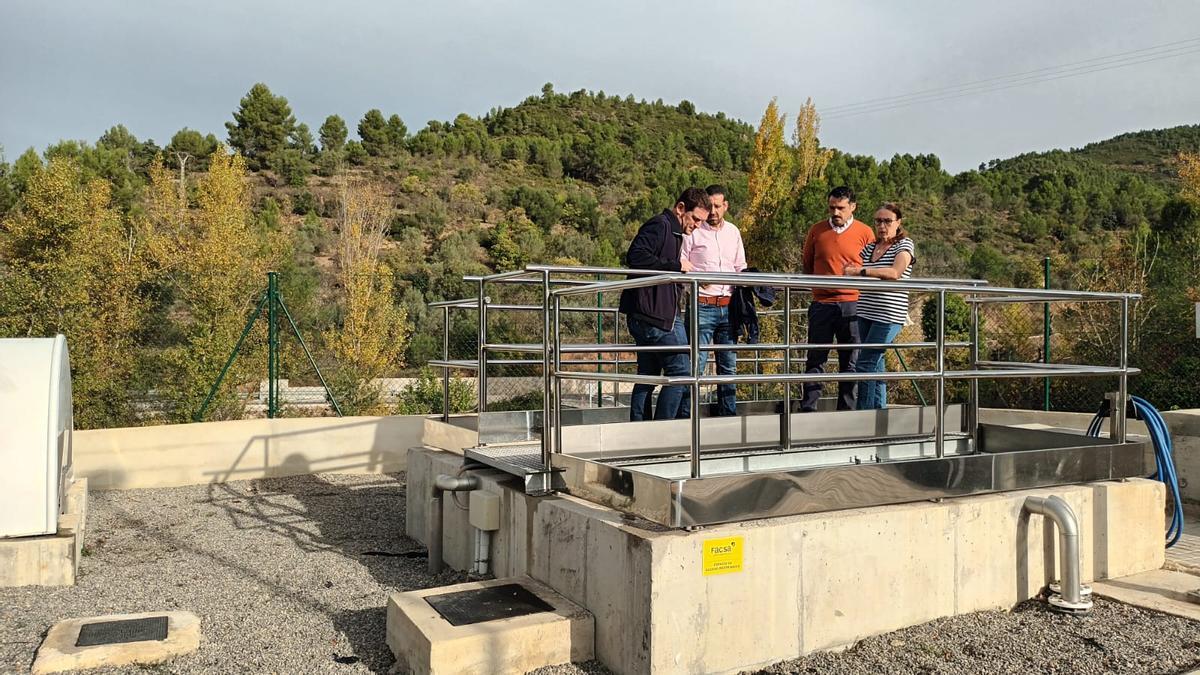 Ignasi Garcia, izquierda, durante la visita a la depuradora de Pavías.