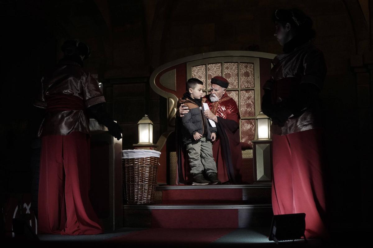 Totes les fotos dels infants de Manresa donant la carta al Príncep Assuan