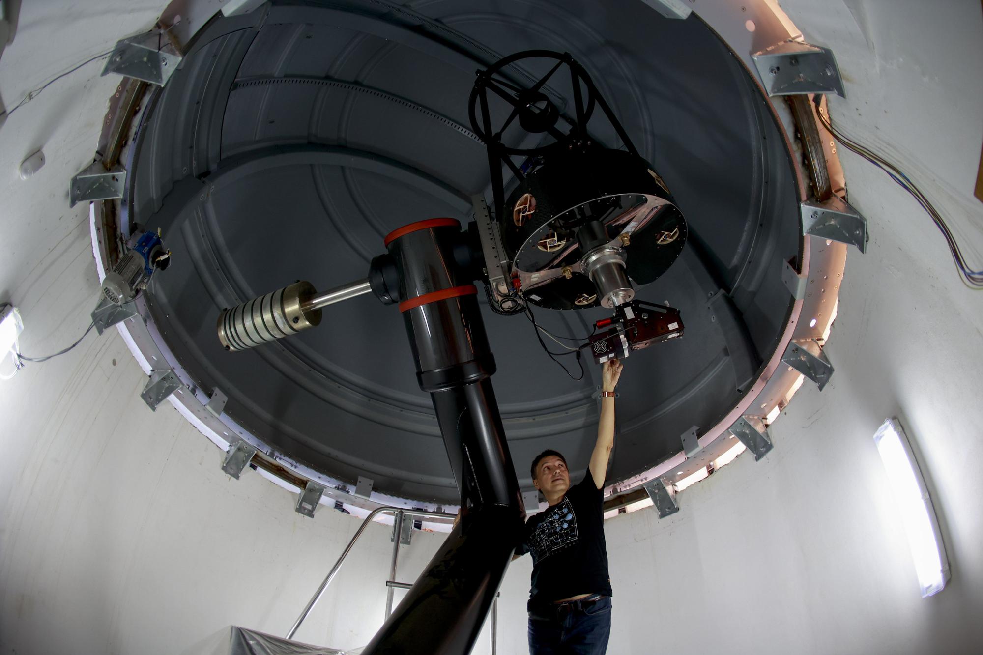 Así trabajan los astrónomos valencianos a 1.300 metros de altitud en Aras de los Olmos