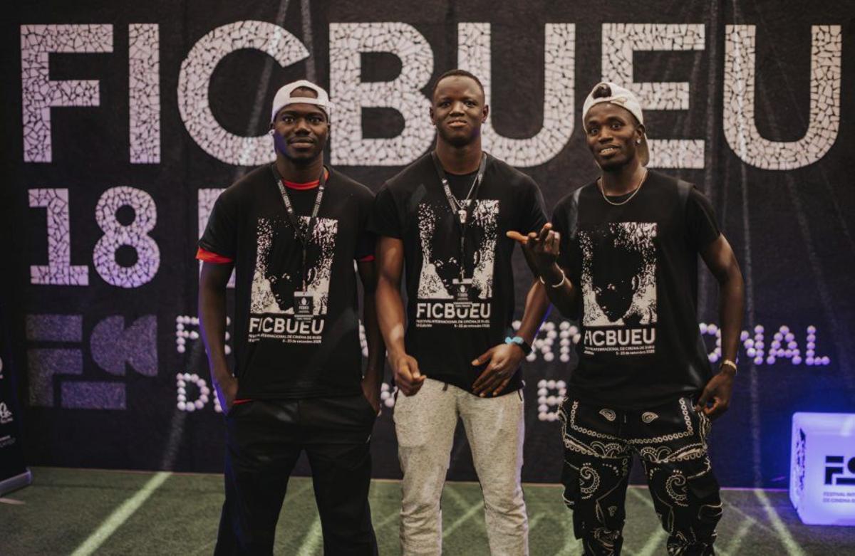 Tres de los jóvenes que trabajaron como voluntarios en la última edición del FICBueu. |  Accem