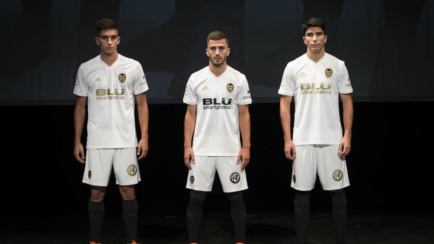 El Valencia estrenará la equipación del Centenario ante el Everton