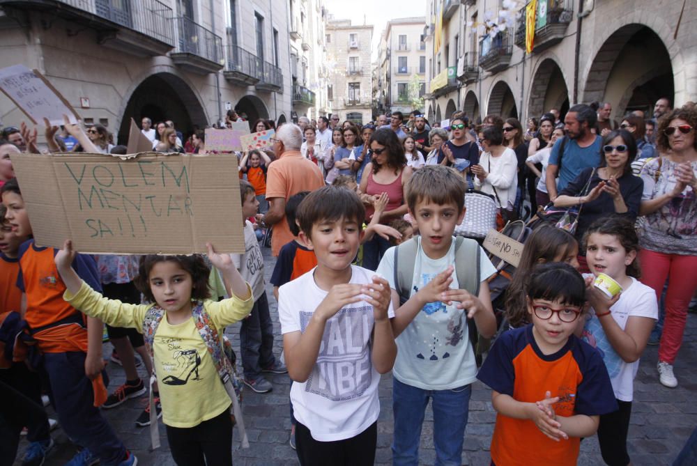 Pares i alumnes del Pla de l''Estany i el Gironès, reclamen gestionar els menjadors escolars