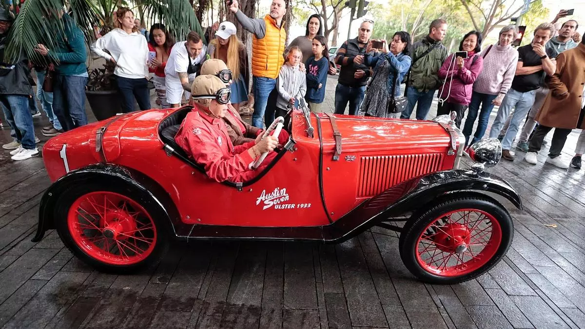 Cita con los coches antiguos en el parque García Sanabria