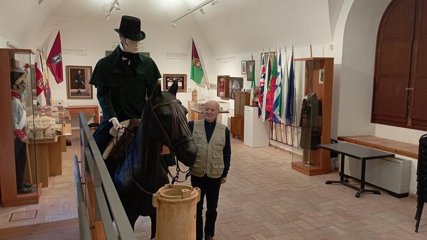 Esteban Alcántara, en el Centro de Interpretación, con un maniquí de José de Salamanca a caballo, cuando hizo de correo del general Torrijos.