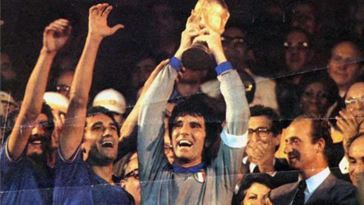 Dino Zoff, levantando la Copa del Mundo en el Munidal de España de 1982