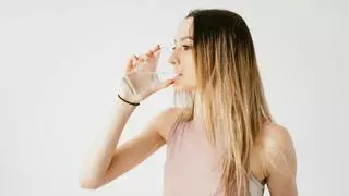 Cómo combatir la ola de calor: 5 consejos para beber agua en verano y mejorar la hidratación