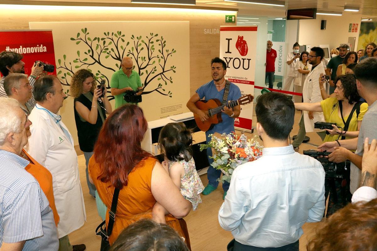 Acto para conmemorar a todos los donantes y a sus familias, junto a 'El Árbol de la Vida' en el vestíbulo del Hospital Macarena