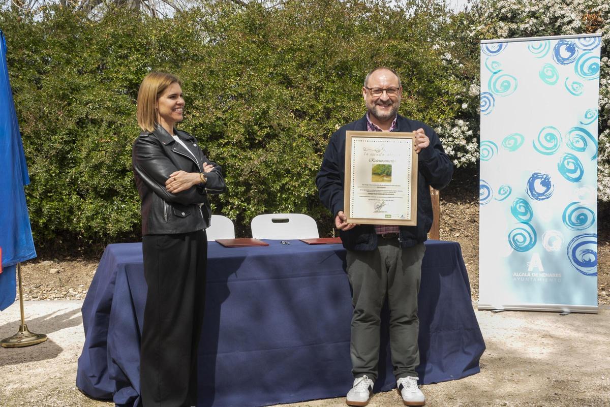 La adopción del parque se hizo realidad con la firma del compromiso de adopción y la entrega del ‘Reconocimiento de adopción’ por parte del Ayuntamiento al centro