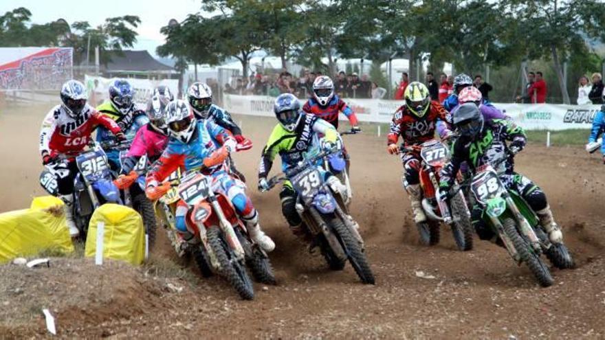 el circuito del polígono collet de benicarló citó a algunos de los nombres más destacados del motocross nacional.Las salidas regalaron algunos de los momentos más espectaculares.Los motociclistas exigieron al máximo a sus máquina.La velocidad, gran protagonista. f ferrer julià