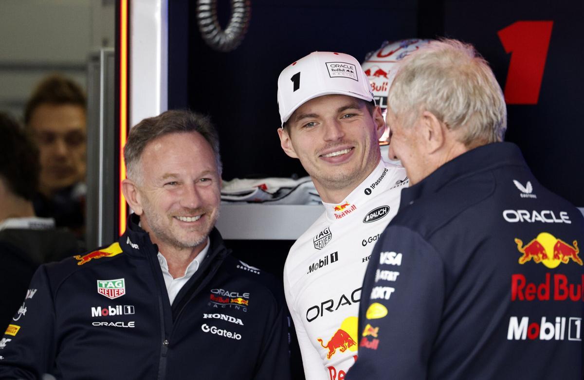 Max Verstappen, junto a Helmut Marko y Christian Horner