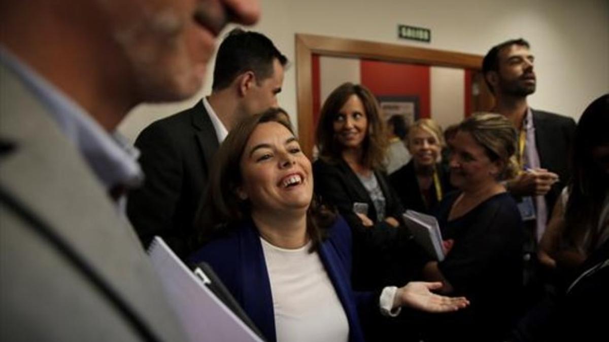 Santamaría habla con los periodistas, ayer, tras la rueda de prensa.