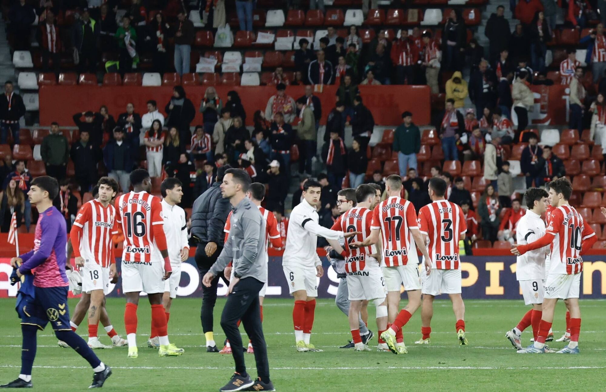 EN IMÁGENES: El Sporting - Tenerife disputado en El Molinón