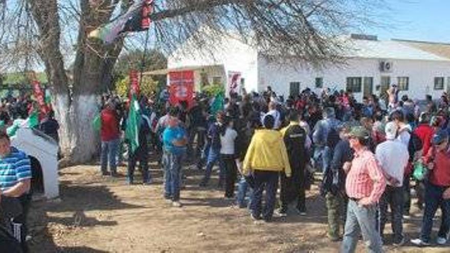 Desalojados los jornaleros que ocupaban la finca de Somonte