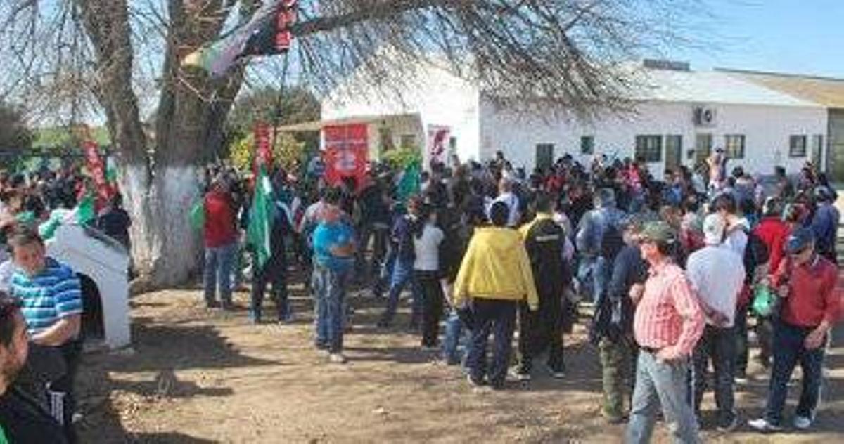 Desalojados los jornaleros que ocupaban la finca de Somonte