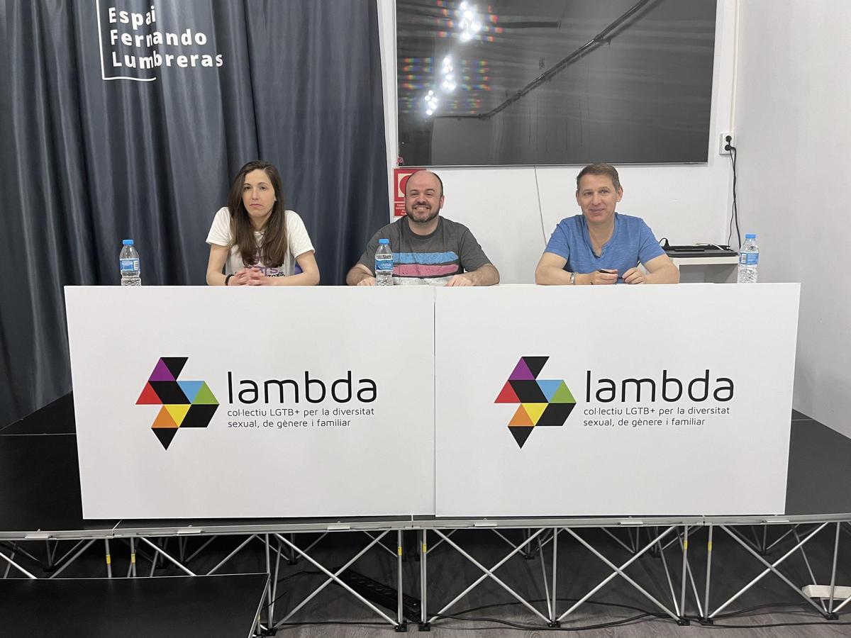 Paula Iglesias, Fran Fernández y Juan Velasco en la rueda de prensa de Lambda por el Orgullo 2024.