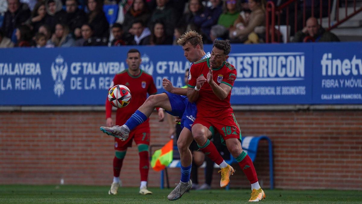 Fran Grima choca con un jugador del Talavera en la pugna por el balón durante el partido de este domingo en el Municipal El Prado.