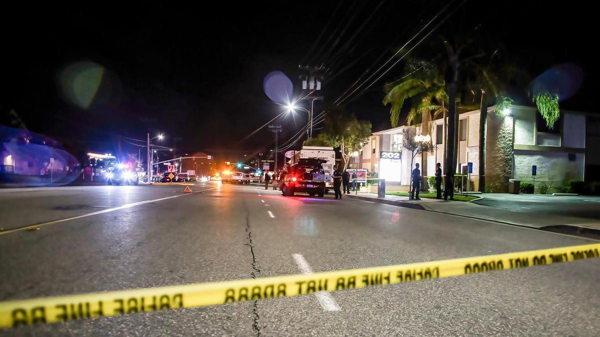 La policía acordona la escena de un tiroteo en Orange, Estados Unidos.