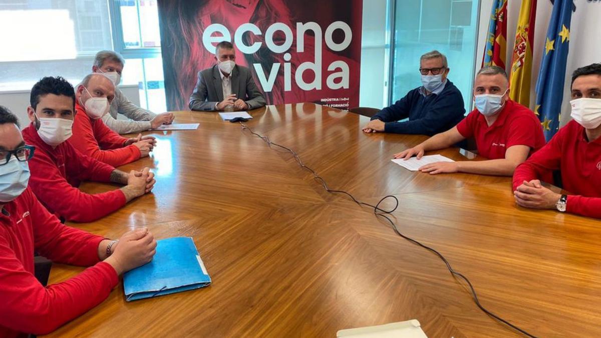 Representantes del comité de empresa de Nordex, con el conseller Climent. | MEDITERRÁNEO