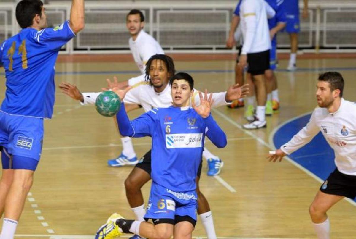 José Manuel Rial le deja el balón a Toño Fernández en un partido anterior. // Gustavo Santos