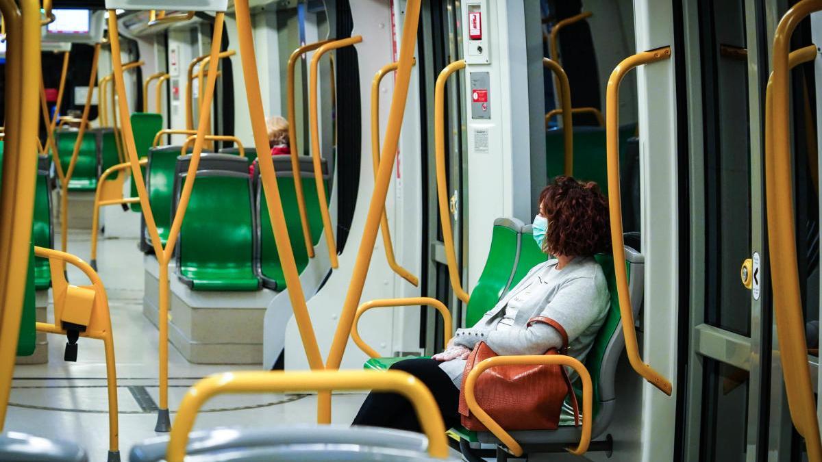 Una viajera en el interior de un vagón del metro de Málaga.