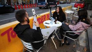 Las 1.300 terrazas ganadas a la calzada durante la pandemia en Barcelona podrán ser permanentes. En el vídeo, declaraciones de Jaume Collboni y Janet Sanz. En la foto, una terraza en la ronda de Sant Pau.