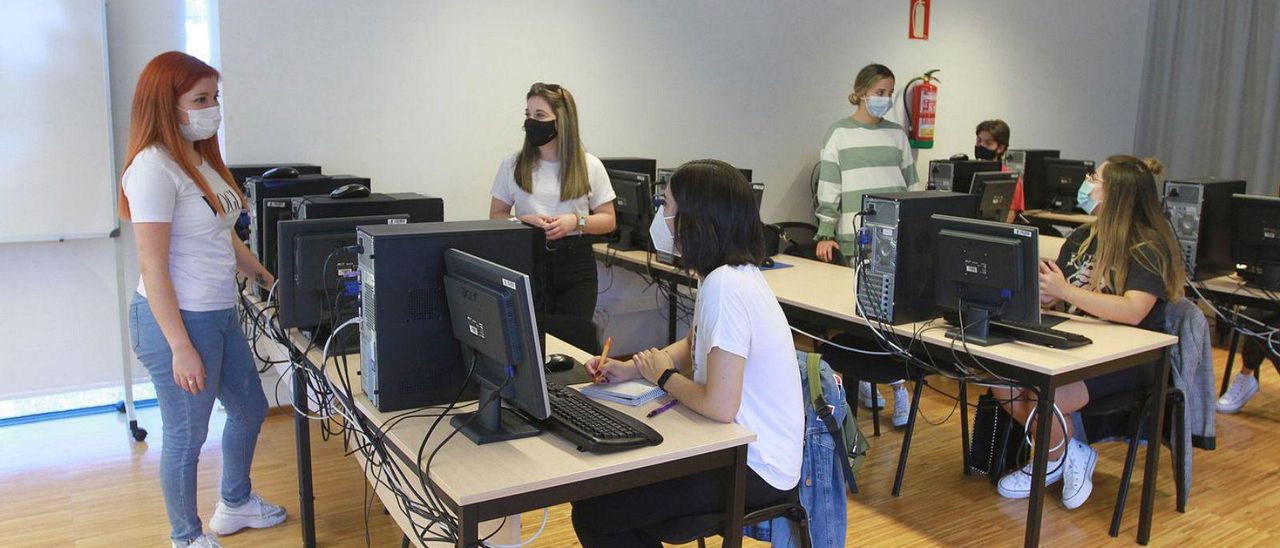 Alumnado de un máster, en el campus. | // IÑAKI OSORIO
