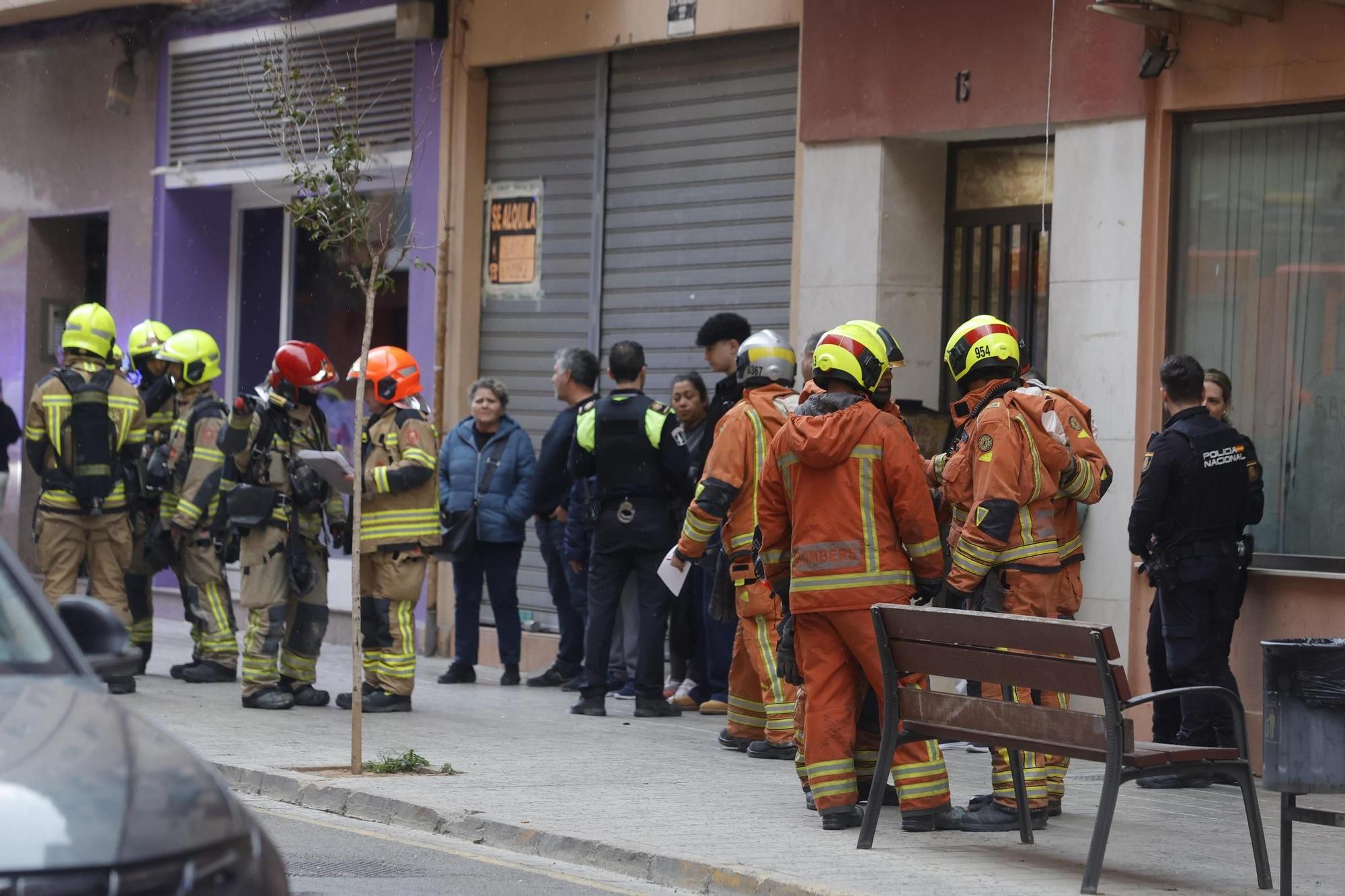 Un incendio en Mislata desata una gran columna de humo