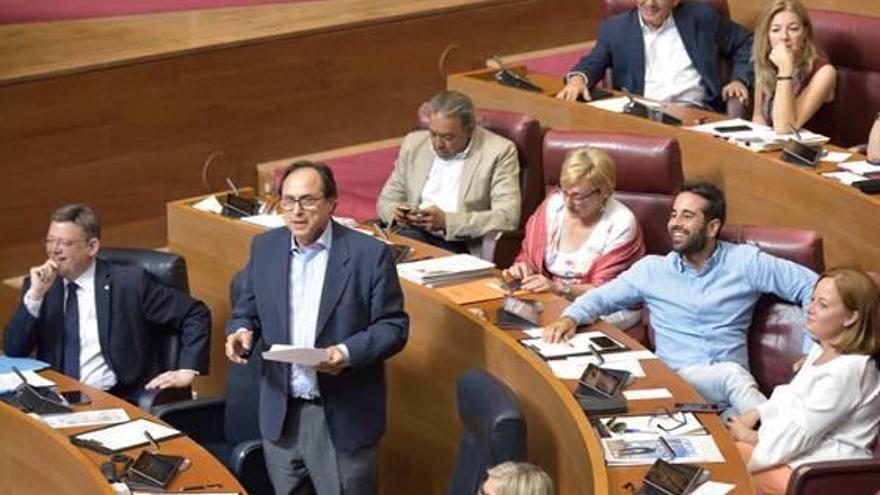 El conseller de Hacienda, Vicent Soler, interviene ayer en las Corts.