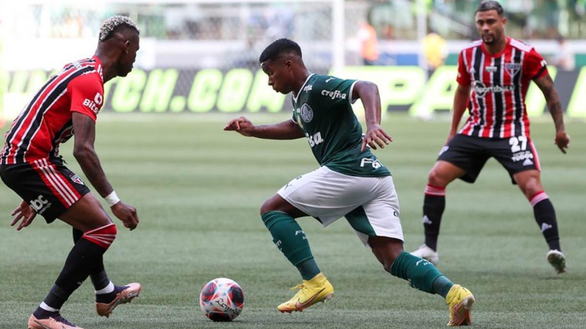 Endrick, del Palmeiras, enfrentándose al Sao Paulo