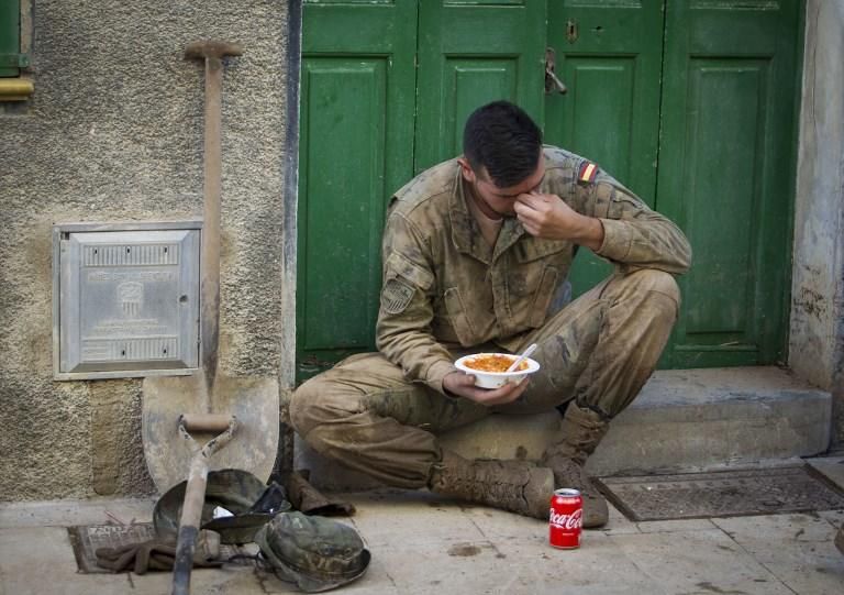 Un militar descansa tras ayudar a los afectados por las riadas en Mallorca. (JAIME REINA / AFP)