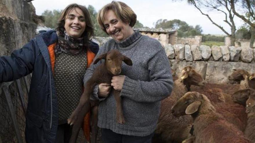 Joana Aina y Mercè Noguera posan con un cordero en brazos.