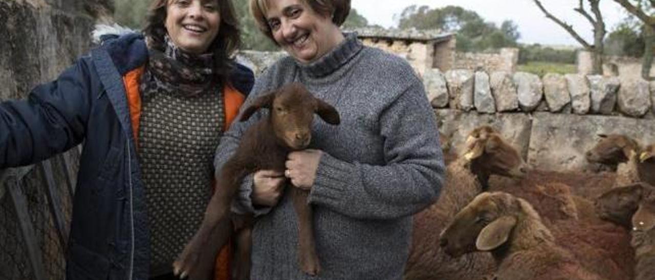 Joana Aina y Mercè Noguera posan con un cordero en brazos.