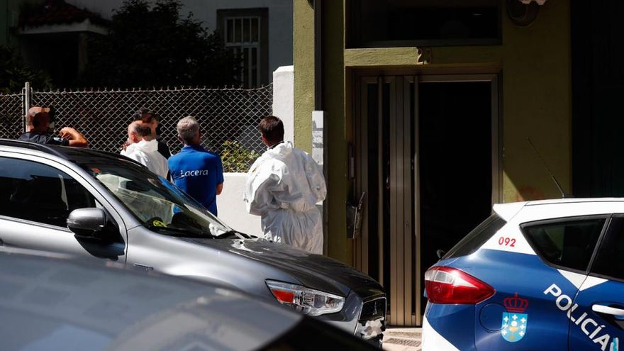 La Policía, ayer, en Lugo ante la vivienda. // El Progreso