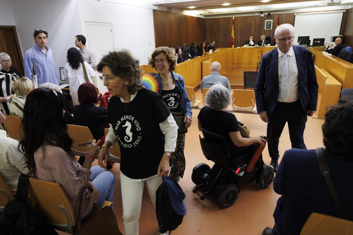 Asistentes al juicio por los vertidos al Mar Menor, entre ellos muchos activistas ambientales.
