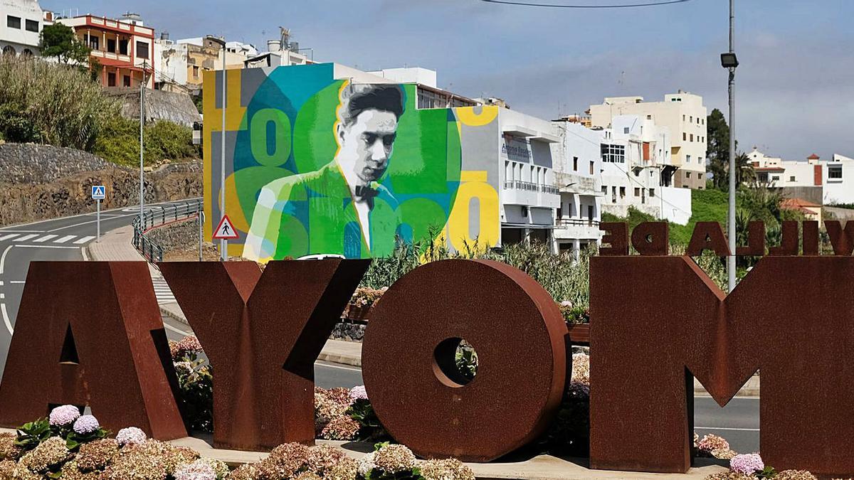 Mural inaugurado ayer en Moya, en la fachada del edificio, tras las letras de la localidad. | | JOSÉ CARLOS GUERRA