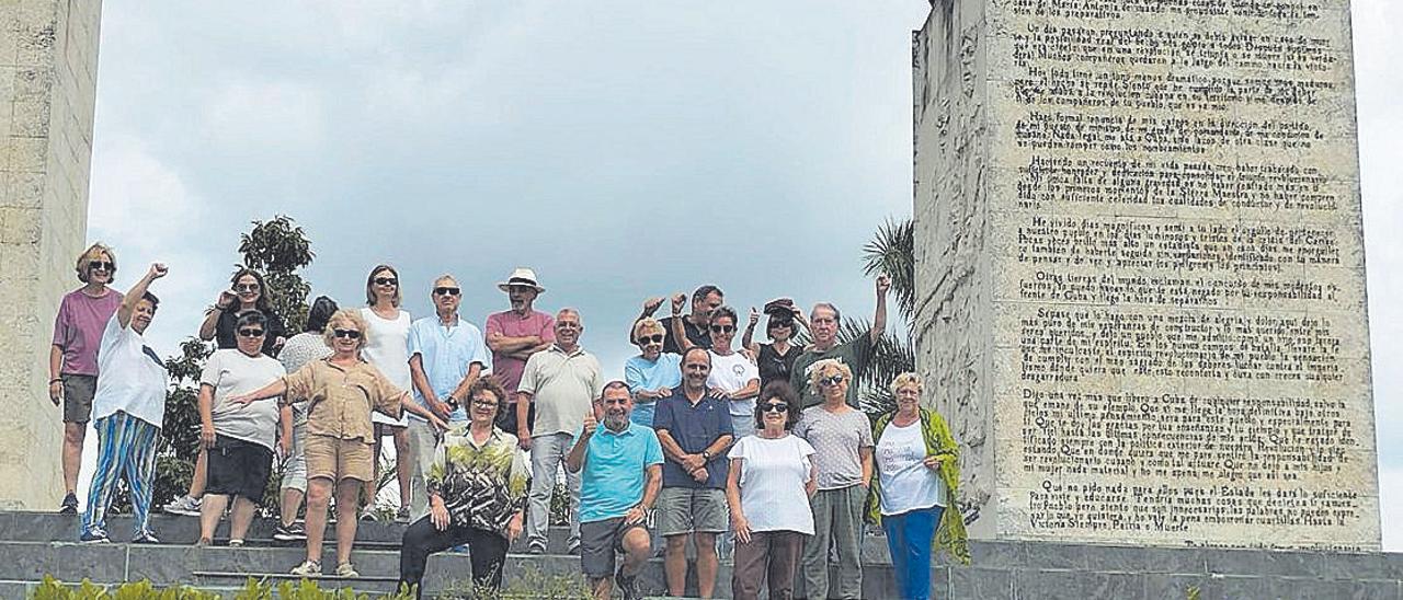 El grupo expedicionario frente al monumento al Che Guevara en Santa Clara