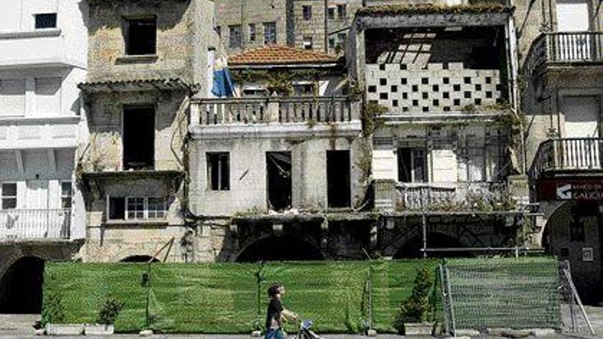 Estado en que se encuenrtan tres edificios en estado ruinoso en la plaza del Berbés. / ricardo grobas