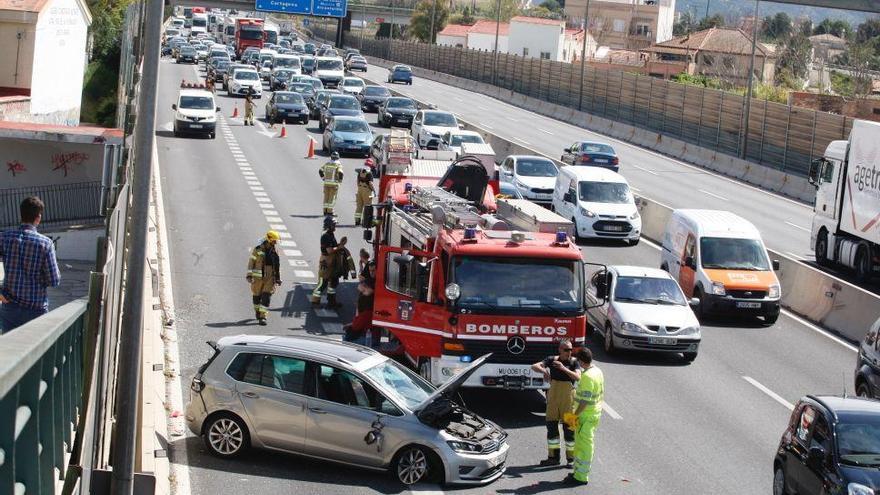 Sale ilesa tras dar una vuelta de campana en la A-30