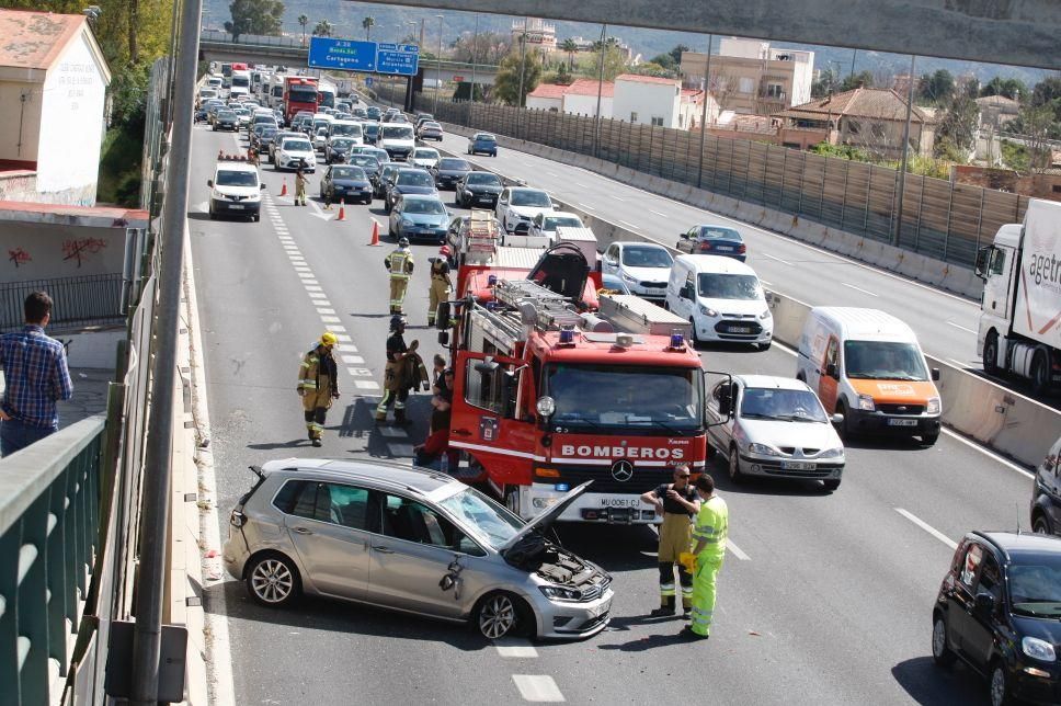 Sale ilesa tras dar una vuelta de campana en la A-30