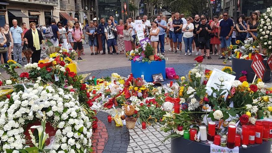 Ofrenes florals a la Rambla de Catalunya durant el primer aniversari de l&#039;atemptat 17A