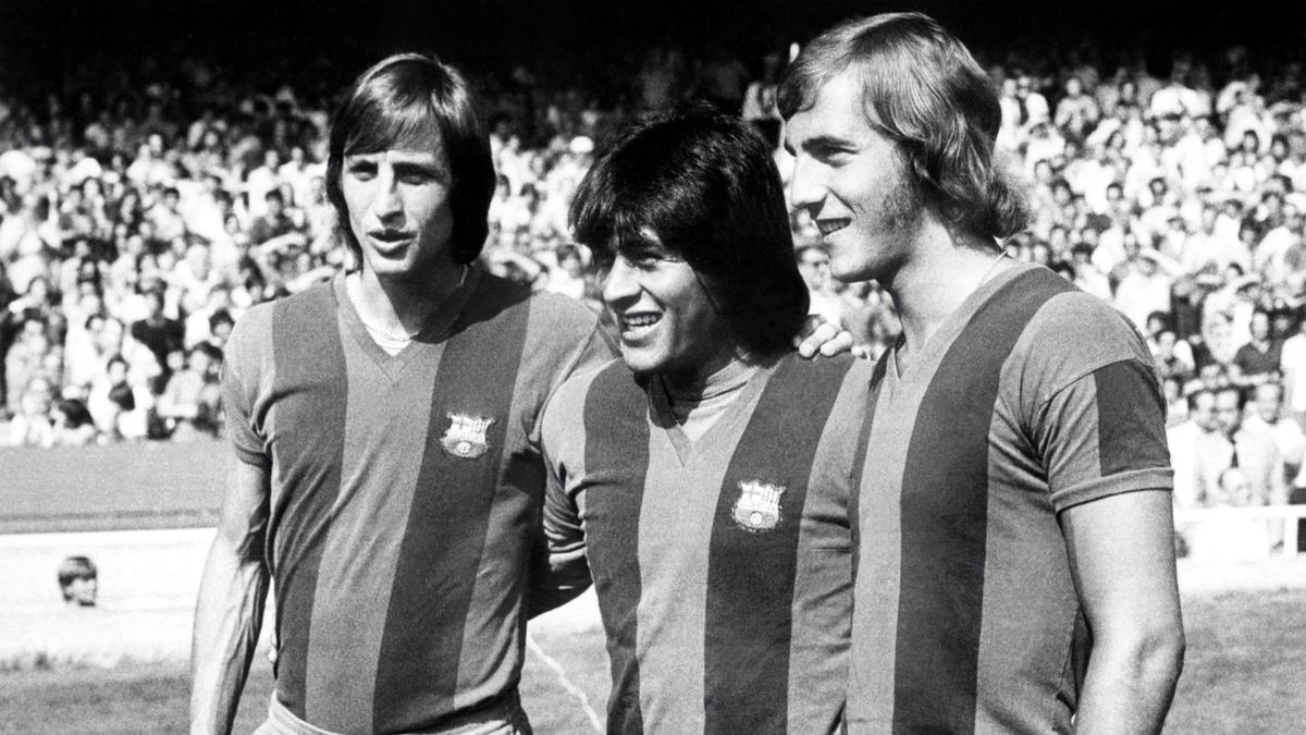 Johan Cruyff , Hugo Sotil y Johan Neeskens, en el Nou Camp el 1 de agosto de 1974.