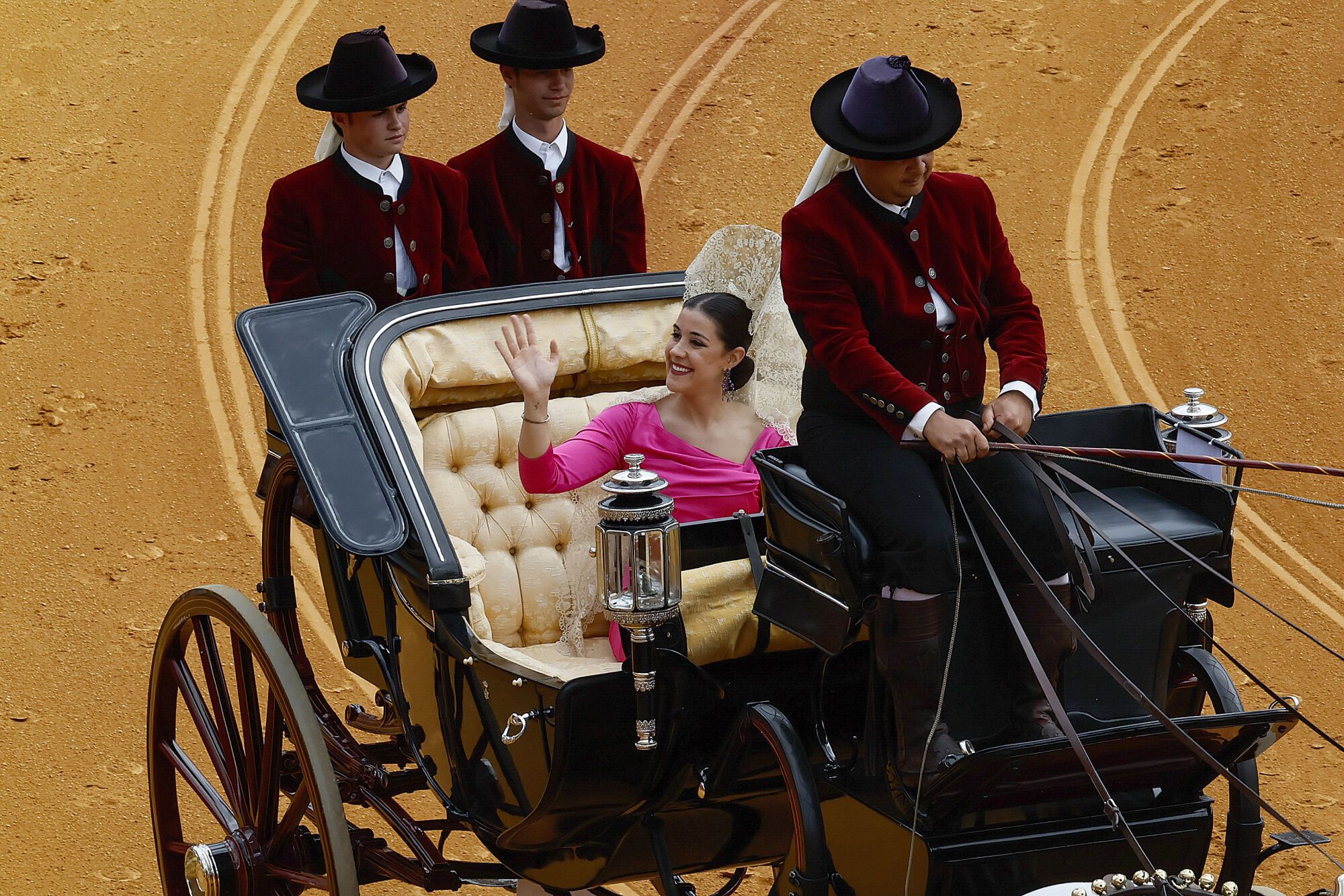 SEVILLA, 07/05/2025.- La deportista Carolina Marín Madrina de la XXXIX Exhibición de Enganches de Sevilla con la participación de un total de 94 carruajes de España, Portugal, Italia y Estados Unidos. EFE /José Manuel Vidal