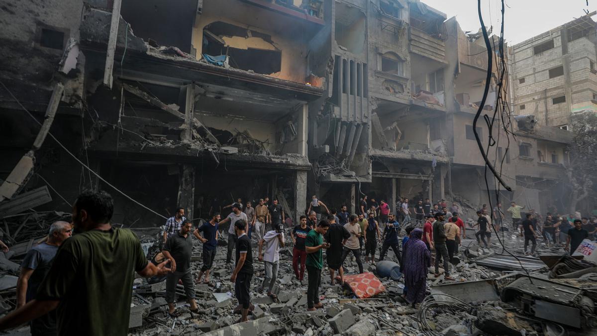 Foto de archivo de la búsqueda de supervivientes tras un ataque con cohetes israelíes.