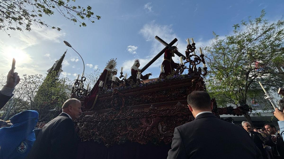 El Santo Cristo de la Misión llega al vecino Colegio de la Doctrina Cristiana. La imagen de Bonilla Cornejo estrena Corona de Espinas este año lo que completa sus atributos junto a las potencias y la túnica bordada.
