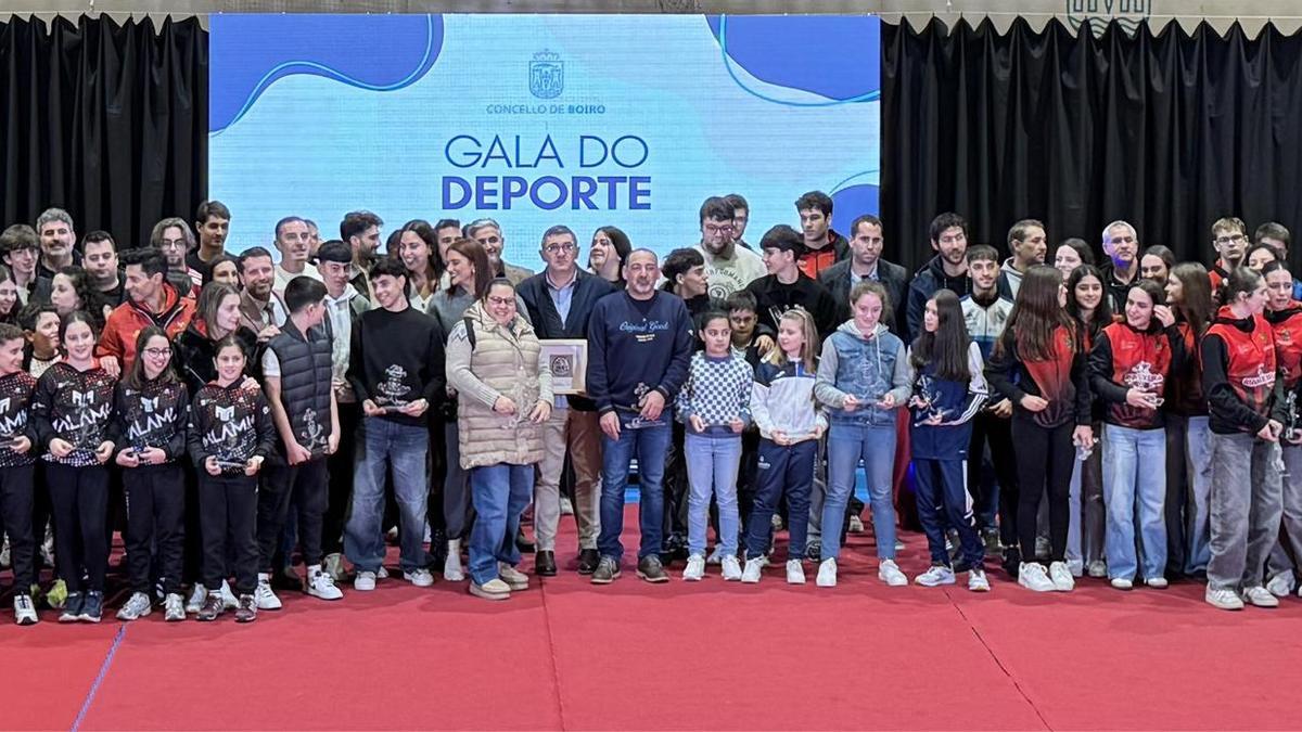 Foto de familia das autoridades e os homenaxeados na Gala do Deporte de Boiro.
