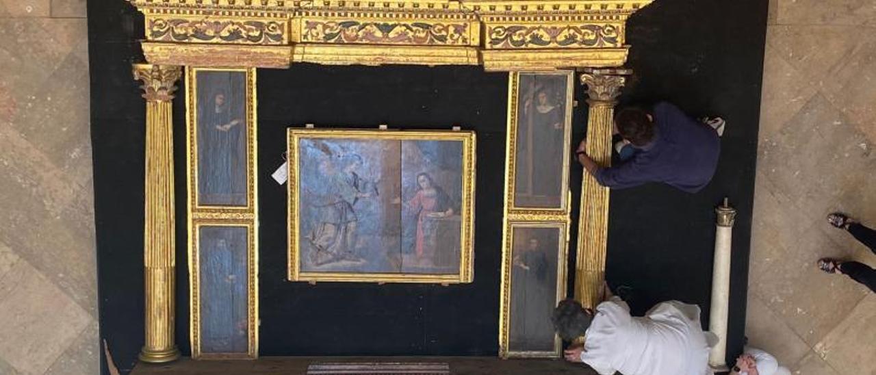 Investigadores de la Universidad de Murcia y del Museo de Arte Sacro trabajan en la reconstrucción del retablo, que se expondrá esta semana en la sala museística oriolana. | INFORMACIÓN