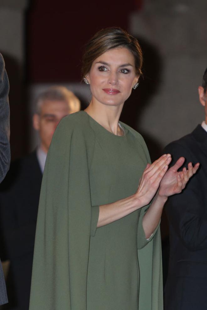 Detalle de la capa del vestido verde de Letizia Ortiz