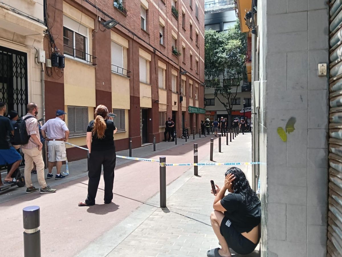 La calle Historiador Maians, acordonada por un incendio en un piso de Rogent
